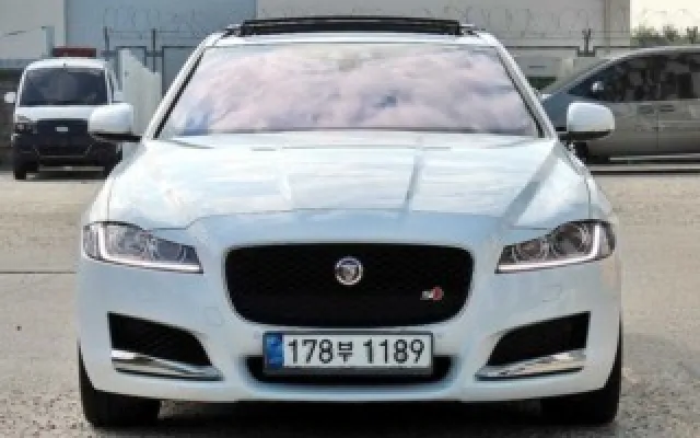 수원수입차중고 XF(X260) 2.5T 프레스티지 매물 사진 13 - 2018/03 95,354km